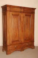 Garderobenschrank, deutsch, um 1820, Empirestil, Eiche massiv, auf eckigen FÜßen, Zarge sonnenstrahlenfÖrmig verbunden, zwei Schubladen mit ...