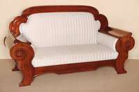 Sofa, norddeutsch/wohl LÜbeck, um 1840/50, Mahgoni massiv, z.T. furniert, breite Zarge, doppelt gebogen und profiliert, durchgehend bis zu den ...
