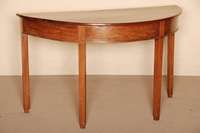 Halbmondtisch, deutsch, um 1820/30, Beine und Platte Mahagoni massiv, Zarge furniert, 4 -eckige Beine, schuhfÖrmig abgesetzt, ehemals mit ...
