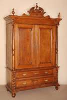 GrÜnderzeitschrank, deutsch, um 1880, Eiche massiv, auf KugelfÜßen, Lisenen mit gedrechselten VollsÄulen, zwei große Schubladen mit ...