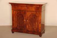 Biedermeier-Halbschrank, norddeutsch, um 1820/30, Korpus Weichholz/Hartholz, Mahagoni furniert, z.T. gespiegelt verlegt, auf kurzen KugelfÜßen, ...