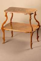 Etagentisch, Nancy, um 1895/98, Majorelle, Beine Buche massiv, vielfach geschweift, Andeutung von Rocaillen, Ecken doppelt abgerundet, beide ...