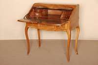 Damenschreibtisch, sÜddeutsch, Korpus und Klappe um 1750/60, z.T. mit Überfurnierungen im 19. Jhd., unter Verwendung alter Furniere, Unterteil ...