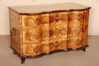 3-fach geschweifte Barockkommode, wohl Braunschweig, um 1740/50, Korpus Weichholz, Front 8-fach geschweift, drei Großschweifungen , einfach ...