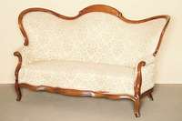 3-sitzer Louis-Philippe-Sofa, um 1830/40, Gestell Nußbaum massiv, doppelt bzw. 3-fach geschweift, in Rocaillen bzw. Akanthusblättern auslaufend, ...