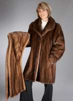 Konvolut Nerzlongjacke und Stola, Gr. 40/42, Mantel: Innenlabel Saga Mink, lÄngsverar- beitete Felle, dunkelbraunes Innenfutter, Kragen, Ärmel ...