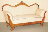 Spätbiedermeiersofa, süddeutsch, um 1840/45,Korpus Weichholz, Wurzelnußfurnier, z.T. gespiegelt verlegt, Rückenteil 3-fach geschwungen und ...