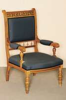 Stuhlsessel, England, um 1880/90, Nußbaum massiv, reiche Drechselarbeiten, Renaissancestil mit Frühbarockelementen, Front leicht geschweift, ...