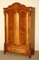 Schrank, deutsch, um 1860, Louis-Philippe, Korpus Weichholz, Mahagoni furniert, z.T. gespiegelt verlegt, auf kleinen KugelfÜßen, abgeschrÄgte ...