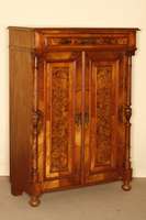 GrÜnderzeitvertiko, deutsch, um 1880, Korpus Weichholz, Nußbaum furniert, z.T. Wurzelnuß, auf KugelfÜßen, TÜrfÜllungen kassettiert, unter ...