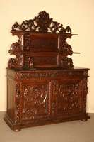 Anrichte mit Prunkaufsatz, Belgien/Westfrankreich, um 1850/60, Eiche massiv, Front und Seiten auf Rahmen gearbeitet, Inlets mit Schnitzereien aus ...