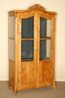 Vitrine, deutsch, um 1860, Louis-Philippe, Korpus Weichholz, helles Eschefurnier, z.T. massiv, auf gebogenen FÜssen, Oberteil 3/4 verglast, ...