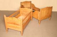 SpÄtbiedermeierbett, sÜddeutsch, um 1835/40, Weichholz, z.T. auf Rahmen gearbeitet, Kante n Eiche mssiv, im 20. Jhd. angelÄngt, Balusterbeine, ...
