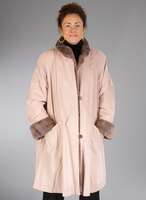 Popeline-Longjacke mit Bisaminnenfutter, Gr. 42, Bisamfelle in versch. RosetÖnen gefÄrbt, 2 Einschubtaschen, Kragen, Ärmel umklappbar, ...