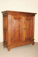 Schrank, Hessen/Darmstadt, um 1790/1810, Eiche massiv, komplett auf Rahmen gearbeitet, kassettiert, seitlich je zwei Kassetten, Frontkassetten in ...