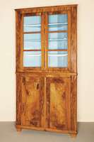 Aufsatzeckvitrine, süddeutsch, um 1830/35, Korpus Weichholz, Nußbaumfurnier bzw. Nußbaum massiv, Unterteil z.T. gespiegelt verlegt, Front auf ...