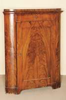 Eckschrank, mitteldeutsch, um 1850/60, komplett auf Rahmen gearbeitet, abgerundete Ecken, Fuß und Kopfteil passig, einfach verkröpft, ...