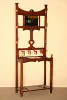 Flurgarderobe, Holland, um 1900/05, Eiche massiv, abstrakt floraler Jugendstil in symetrischer Anordnung, facettierter Spiegel, dieser leicht ...