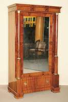 Empireschrank, deutsch/Gegend um Dresden, um 1900, Lisenen in Form von freistehenden in sich 3-fach gegliederten Säulen, Spiegel um 1830, Säulen ...