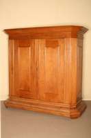 Dielenschrank, sÜddeutsch/Umkreis Frankfurt, um 1730/50, Eiche massiv, komplett auf Rahmen gearbeitet, ausgesuchtes Holz und meisterliche ...