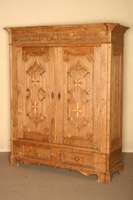Bauernschrank, norddeutsch, um 1830/60, Eiche massiv, auf Rahmen gearbeitet, sogenannte Rahmenfassung, Kopfleiste 6-fach getreppt, FÜllungen ...