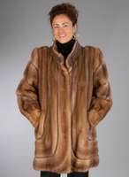 Nerz-Longjacke, Gr. ca. 42/44, hellbraun, lÄngs verarbeitete Felle mit LedereinsÄtzen, Innenlabel Braun/Mannheim, Innenfutter braun mit ...