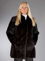 Nerzlongjacke, Gr. ca. 40, lÄngsverarbeitet dunkelbraune Felle, dunkelbaraunes Innenfut- ter, 2 seitl. Einschubtaschen, RÜckenl. ca. 83 cm