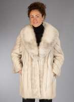 Nerz-Longjacke, Gr. 38, beigefarb. Felle, Kragen aus Blaufuchs, graues Innenfutter, Yves Saint Laurent, 2 seitl. Einschubtaschen, ...