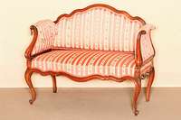 2-sitzer Couch, deutsch, um 1890/1900, nach franzÖsischem Vorbild, Rokokostil, Nußbaum massiv, Zarge 6-fach geschweift, geschweifte Beine, ...