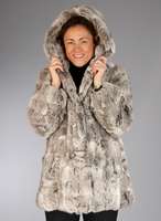 Chinchilla-Jacke mit Kapuze, Gr. ca. 38, graue Felle, graues Innenfutter, Kragen, Ärmel mit Gummizug, 2 seitl. Einschubtaschen, am Innenrand ...