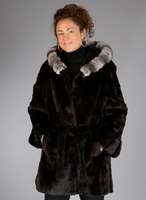 Geschorene Bisamlongjacke mit Chinchilla- kragen, Gr. ca. 40, Innenlabel Atelier Zara Neuseeland, sogen. schwarze geschorene Samt- bisamfelle, ...
