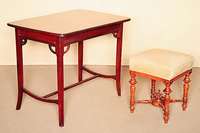 Hocker, deutsch, um 1880/90, GrÜnderzeit, Nußbaum massiv, reiche Drechselarbeit, Beine in sich verschrÄnkt, mit Zierteil, Polsterung und Bezug ...
