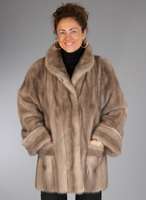Nerzlongjacke, braunbeige, Gr. ca. 40, Ärmel mit Umschlag, graues Innenfutter, RÜckenl. ca. 74 cm, großer Knopf