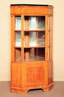 Ausgefallener Eckschrank, mitteldeutsch, um 1825/35, Korpus Weichholz, Kirschbaum- bzw. Kirschbaumwurzelfurnier, z.T. gespiegelt verlegt, zwei ...