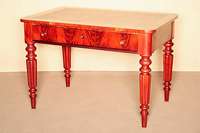 Schreibtisch, wohl England, um 1850/60, Korpus Weichholz bzw. Mahagoni massiv, Beine gerieft, Drechselarbeiten in sich 8-fach gegliedert und ...