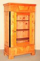 Wäscheschrank, mitteldeutsch, um 1830/40, Ecken abgeschrägt, Korpus Weichholz, Rüsterfurnier, z.T. gespiegelt bzw. doppelt gespiegelt verlegt, ...