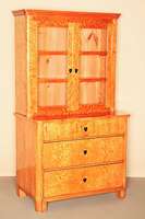 Aufsatzschrank, deutsch, um 1830, Spätbiedermeier, Korpus Weichholz, dickes Birkefurnier geflammt, original Schlüsselschilde in Ebenholz, schönes ...