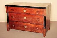Kommode, Biedermeier, Eiche, dreischÜbig, deutliche AltersschÄden, schwundrissig, ohne SchlÜssel, ca. 85x125x61 cm