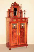Aufsatzvertiko, deutsch, um 1910, Korpus Weichholz, Nußbaum furniert, auf KugelfÜßen, gerahmte TÜrfÜllungen, im oberen Bereich mit schÖner ...