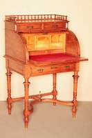 Damenschreibtisch, deutsch, um 1880, Korpus Eiche und Weichholz, Nußbaum furniert, auf gedrechselten Beinen, bogenfÖrmig verstrebt, mittig ...