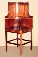 Eckvitrine, deutsch, um 1900, Jugendstil, Korpus Weichholz, Palisander furniert, z.T. massiv, auf leicht konischen Beinen, Aufsatz mittig getragen ...