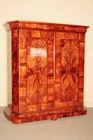 Prunk- bzw. Flurschrank, sÜddeutsch, um 1740/50, Korpus Weichholz, Wurzelnußfurnier gespiegelt bzw. doppelt gespiegelt verlegt, Bandintarsien ...