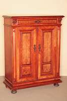 Vertiko, deutsch, um 1880, GrÜnderzeit, Korpus Weichholz, Nußbaum furniert, z.T. Wurzelnuß, auf KugelfÜßen, schwere Fußleiste, Lisenen mit ...