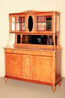 Eßzimmeraufsatzschrank, Frankreich, um 1895/1900, Korpus Weichholz/Hartholz, Ahornwurzelfurnier gespiegelt bzw. doppelt gespiegelt verlegt, ...