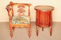 Trommeltischchen, Frankreich, um 1820/30, Korpus Weichholz, Wurzelnußfurnier, SchiebetÜr Nußbaum massiv, Tischplatte mit Bandintarsien, ...