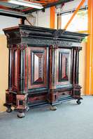 PrunkfrÜhbarockschrank, Niederlande/Nordrheinwestfalen, um 1640/60, Korpus Eiche massiv, sogeannter Kissenschrank, Seiten und Mittelteil mit ...