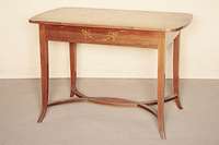 Salontisch, deutsch/wohl München, um 1902/08 , Jugendstil, Nußbaum massiv, Nußbaumfurnier, Beine verschränkt, elegante Linienführung, leicht ...