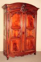 Sogenannter Burgunder Hochzeitsschrank, Frankreich, um 1750/60, Nußbaum massiv, komplett auf Rahmen gearbeitet, Inlets asymetrisch angeordnet, ...