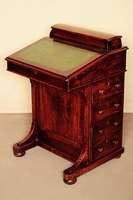 Davenport/Schreibtisch, England, um 1860, FrÜhviktorianisch, Nußbaum z.T. massiv, auf gedrÜckten KugelfÜßen, seitlich vier Schubladen, eine ...