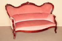 Sofa, deutsch, um 1850/60, SpÄtbiedermeier, Mahagoni massiv, auf gebogenen Beinen, profilierte RÜckenlehne, mehrfach gebogen, Zarge mit Profil ...